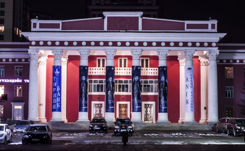 “Би эндээс явахгүй” дахин тайзнаа